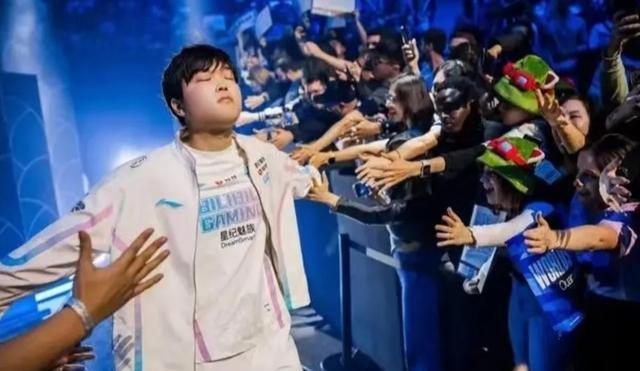 NG28- 险胜引发热议！，Faker在FPX比赛中出色防守全场沸腾不已