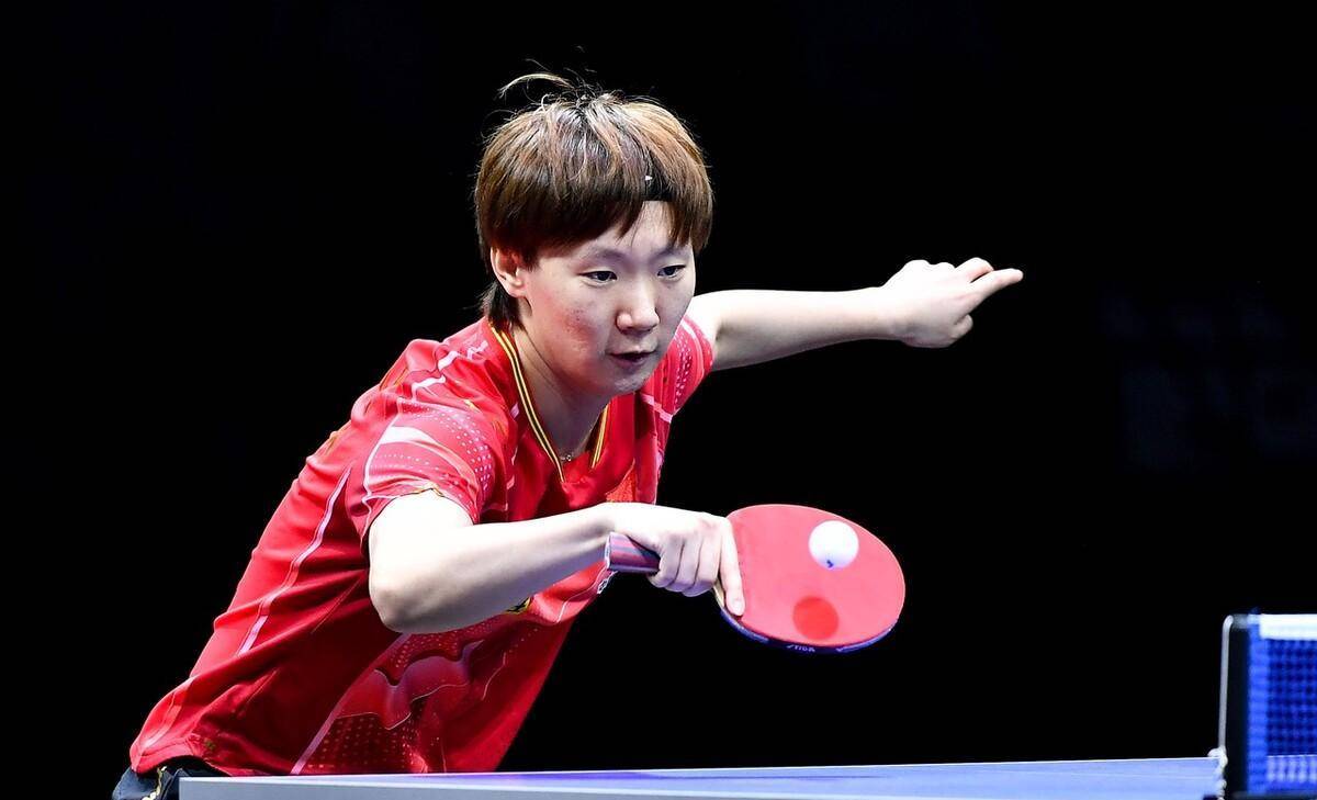 NG娱乐-莱万多夫斯基在FPX比赛中出色防守，惊险取胜引发热议！的简单介绍